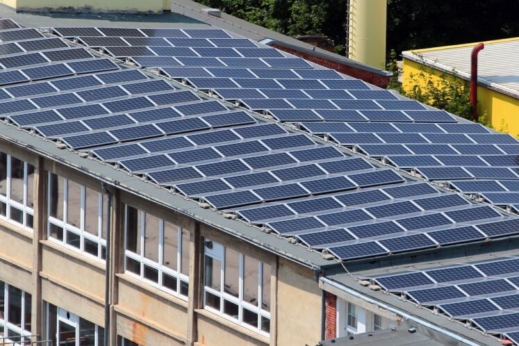 Photovoltaik auf Flachdach GFK Solaranbieter Berlin Brandenburg Solaranlage auf Flachdach